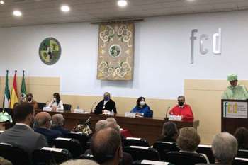 Nuria Flores asiste al acto de investidura de Juan de Dios Román como doctor “honoris causa” por la UEx a título póstumo