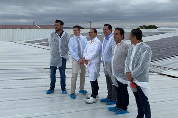 El director general de Industria, Energía y Minas inaugura la planta fotovoltaica de la cubierta de ‘Iberitos’ en Don Benito