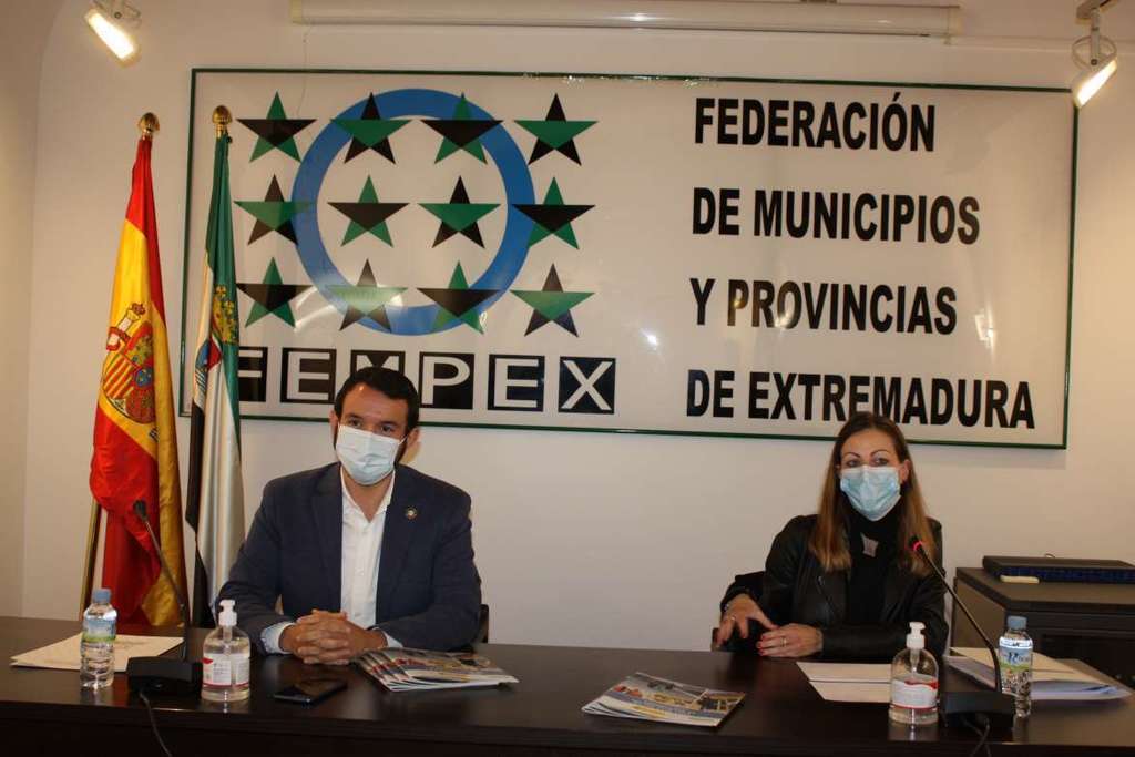 La Junta de Extremadura presenta la campaña de trabajos en cubierta ‘Lo importante es bajar con vida’ para evitar accidentes laborales