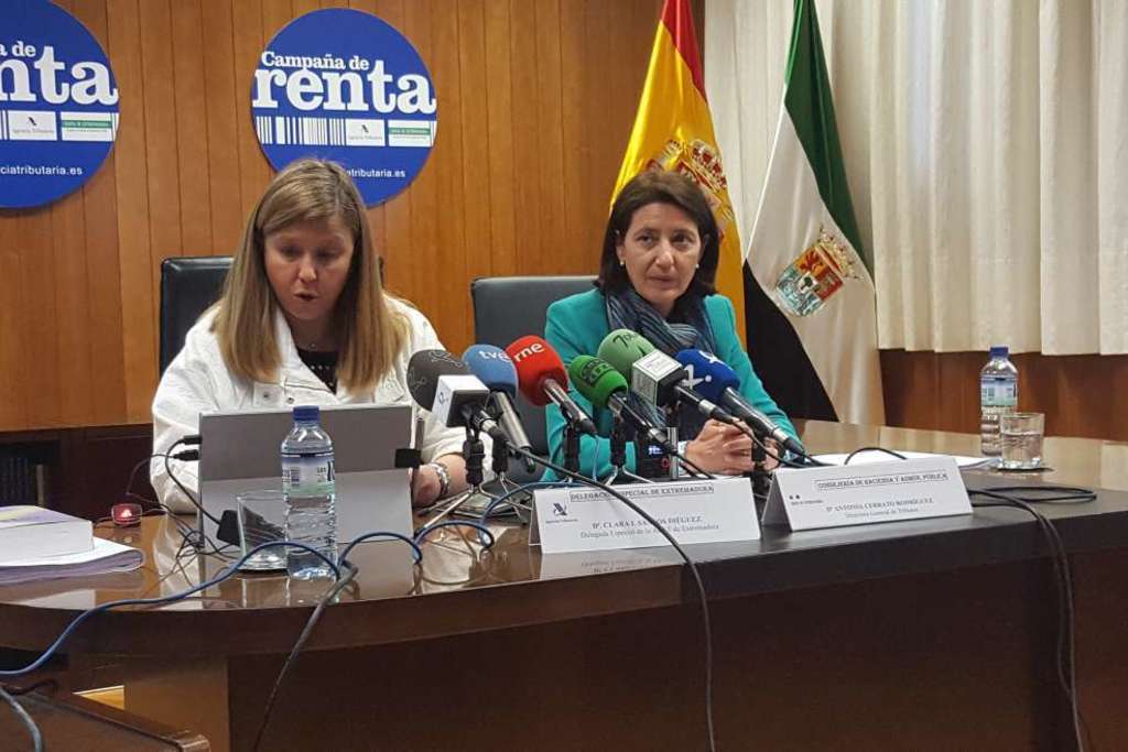 La Junta de Extremadura cubre con personal propio 23 puestos de atención al contribuyente para la campaña de la Renta de 2015