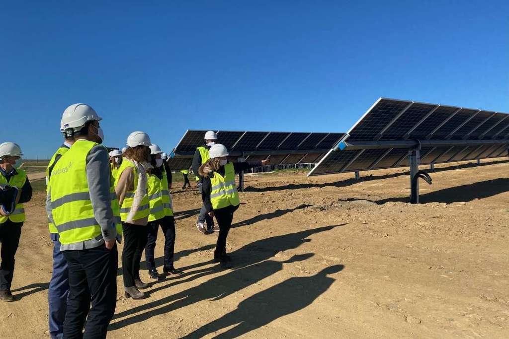 La consejera Olga García visita la nueva planta fotovoltaica ‘Miraflores’ en Castuera