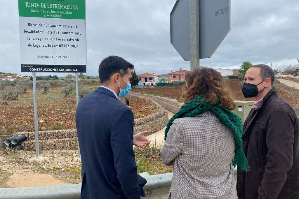 La consejera para la Transición Ecológica visita en Valverde de Leganés el encauzamiento del arroyo Las Naves y conoce el proyecto presentado de regeneración medioambiental