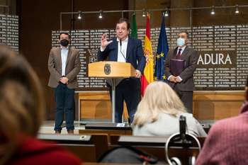El presidente de la Junta firma el protocolo para celebrar el 9 de mayo el Día de Europa en Extremadura y el aniversario de la Declaración Schuman