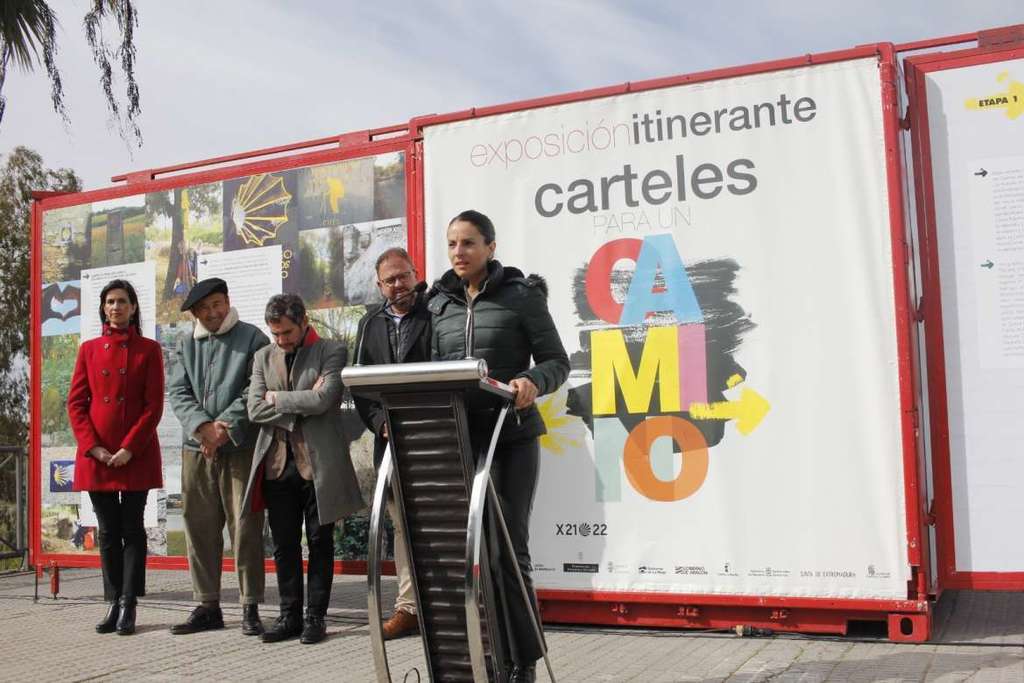 La consejera de Cultura inaugura en Mérida la exposición ‘Carteles para un camino, 100 años de ilustración jacobea’