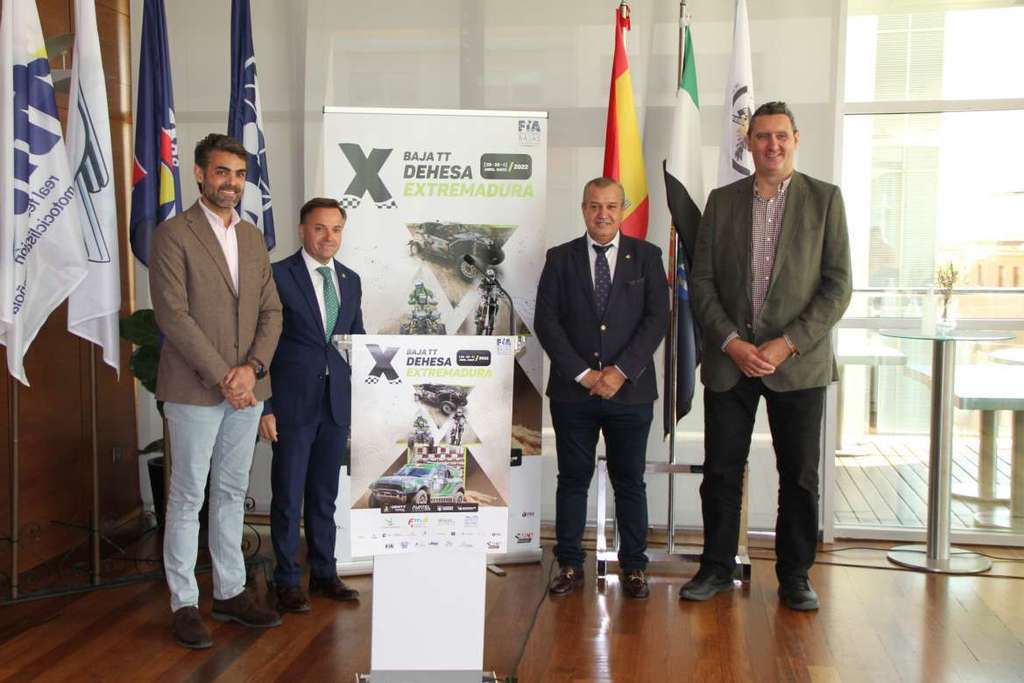 El director general de Deportes, Dan de Sande, presenta el Rallye Baja TT Dehesa de Extremadura