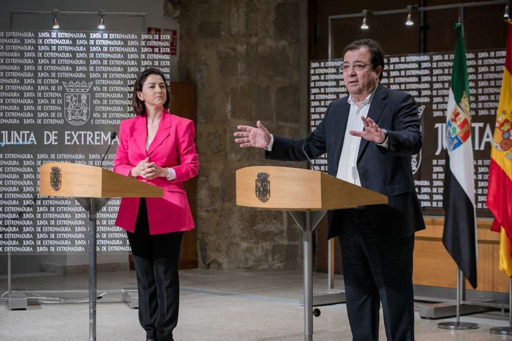El presidente de la Junta se reúne en Mérida con la portavoz del Grupo Parlamentario Socialista en el Senado, Eva María Granados