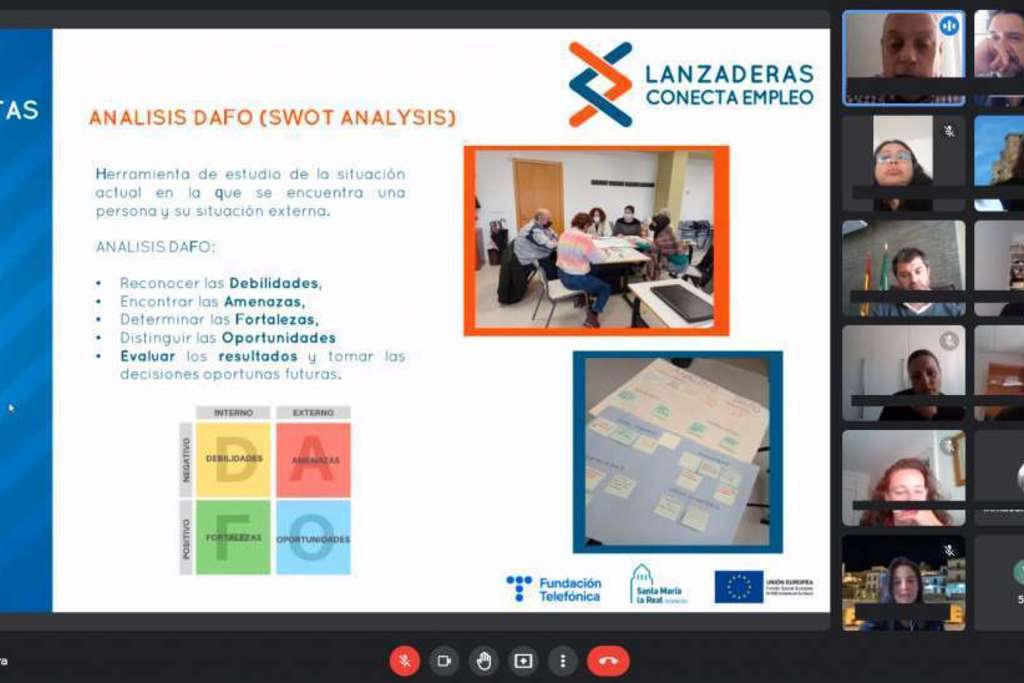 Las 77 personas que participan en las Lanzaderas Conecta Empleo de Extremadura comparten experiencias en una reunión