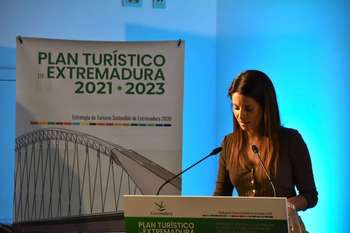 Nuria Flores asegura que la especialización y la innovación deben ser “cuestiones prioritarias” para el sector turístico