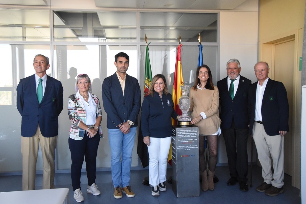 Nuria Flores recibe a la embajadora de la competición internacional de golf femenino Solheim Cup