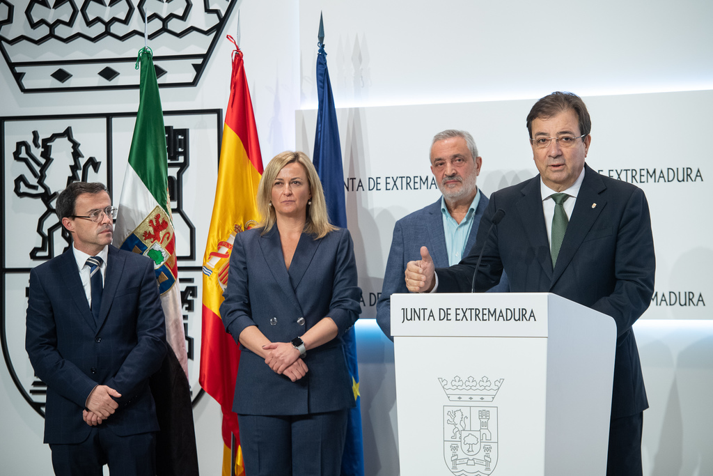 Los presidentes de la Junta, la Asamblea y las Diputaciones de Badajoz y Cáceres firman un protocolo para conmemorar el 40 aniversario del Estatuto de Autonomía