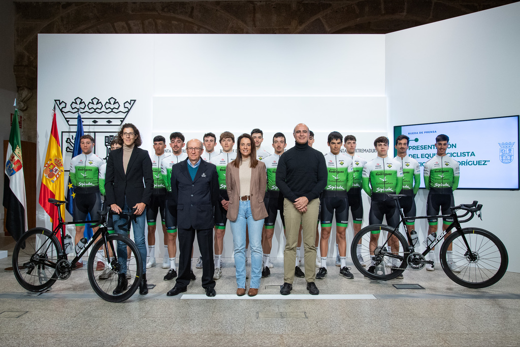 Nuria Flores reafirma el compromiso de la Junta con el ciclismo durante la presentación del 'Bicicletas Rodríguez Extremadura'