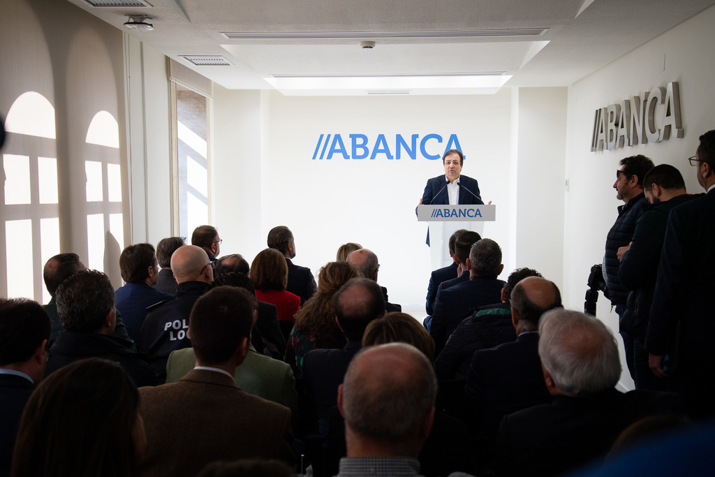 Fernández Vara participa en la inauguración de la nueva oficina de ABANCA en Mérida
