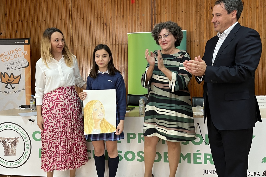 Una escolar de Villanueva de la Serena, de 6º de Primaria, gana la 42ª edición del certamen ¿Qué es un rey para ti? en Extremadura
