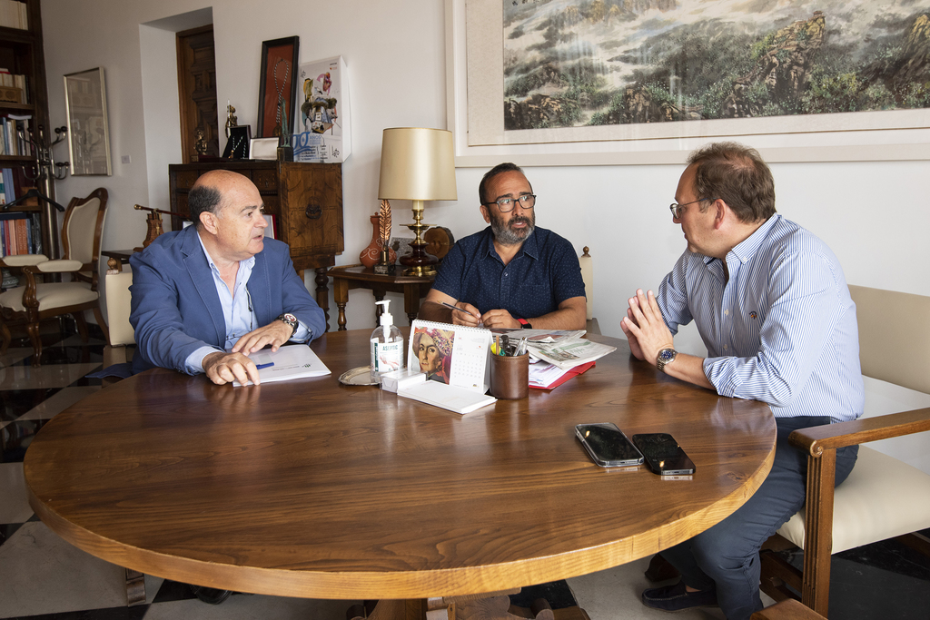 El presidente de la Diputación de Cáceres se reúne con los representantes de la Confederación Nacional de la Construcción en Extremadura y Fecons