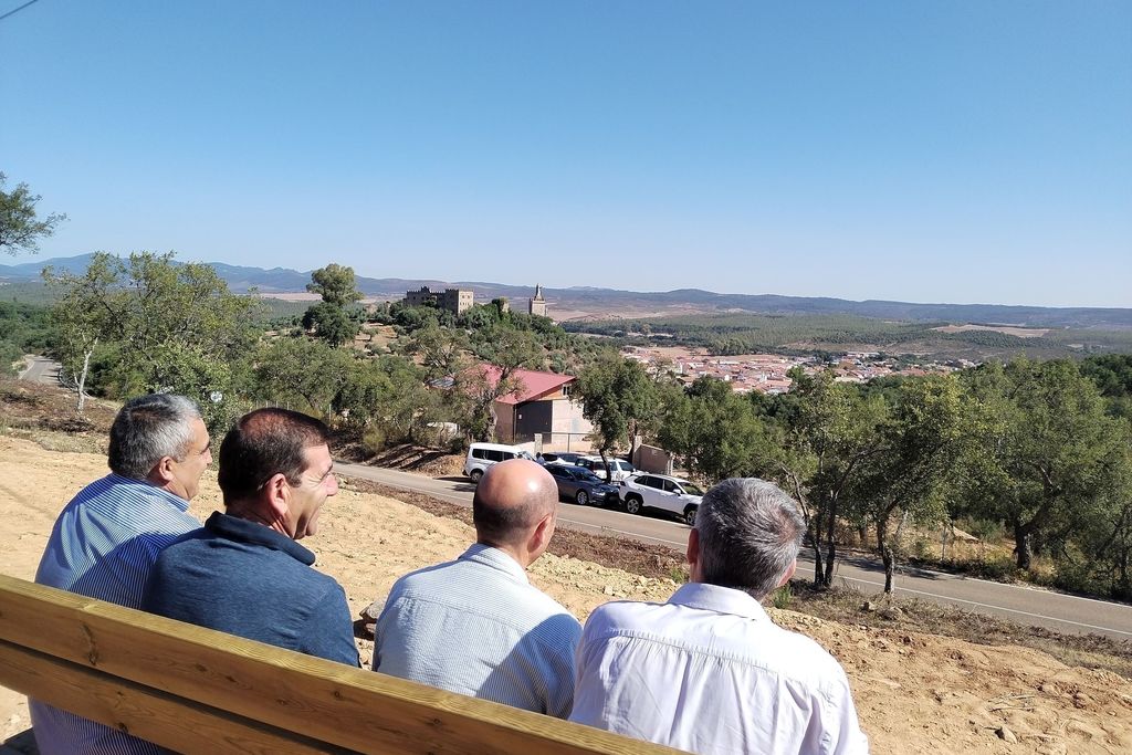 La Diputación de Badajoz ha iniciado la construcción de 10 miradores turísticos en otras tantas carreteras provinciales