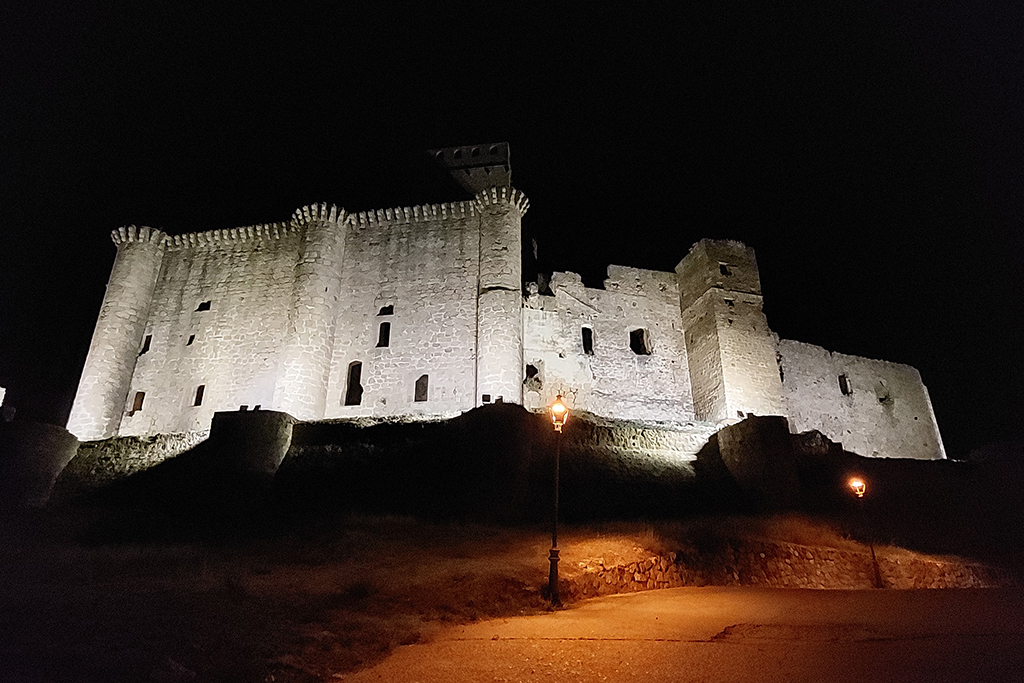 El Castillo de Belvís de Monroy estrena iluminación artística
