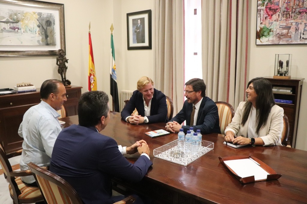 El consejero de Economía, Empleo y Transformación Digital, Guillermo Santamaría, y el alcalde de Badajoz, Ignacio Gragera, buscarán una solución a los retos de futuro en torno a la Plataforma Logística