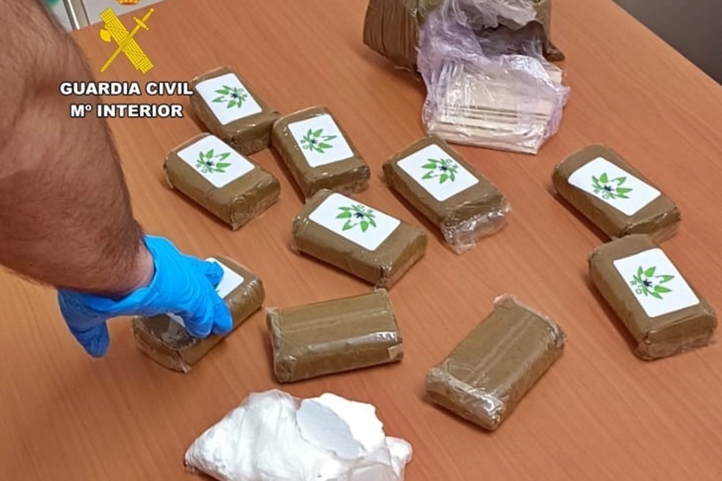 La Guardia Civil detiene a cuatro personas por traficar con drogas