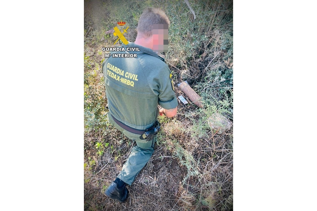 La Guardia Civil desactiva un proyectil de artillería de la Guerra Civil hallado en una finca de Zarza Capilla