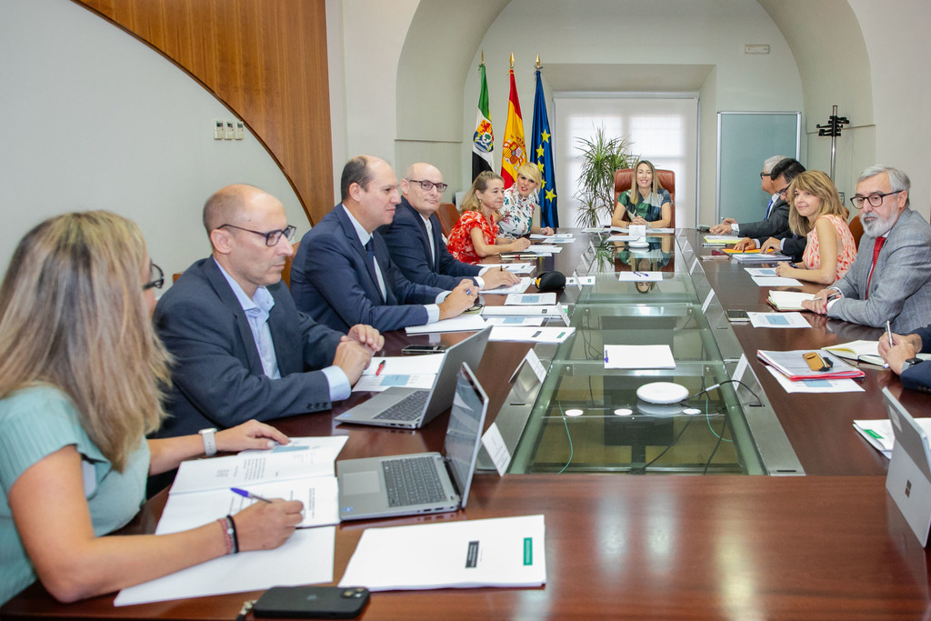 El gobierno de la Junta de Extremadura se reúne con la UEx para avanzar en una financiación estable
