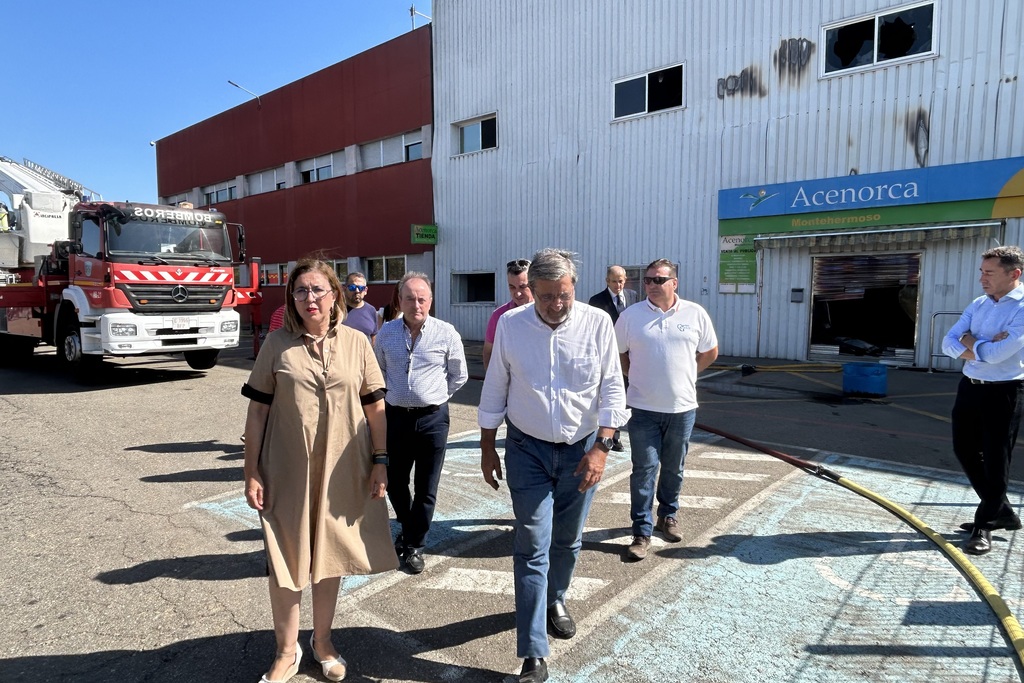 La Junta muestra su apoyo a Acenorca y los vecinos de Montehermoso tras el incendio de la pasada tarde