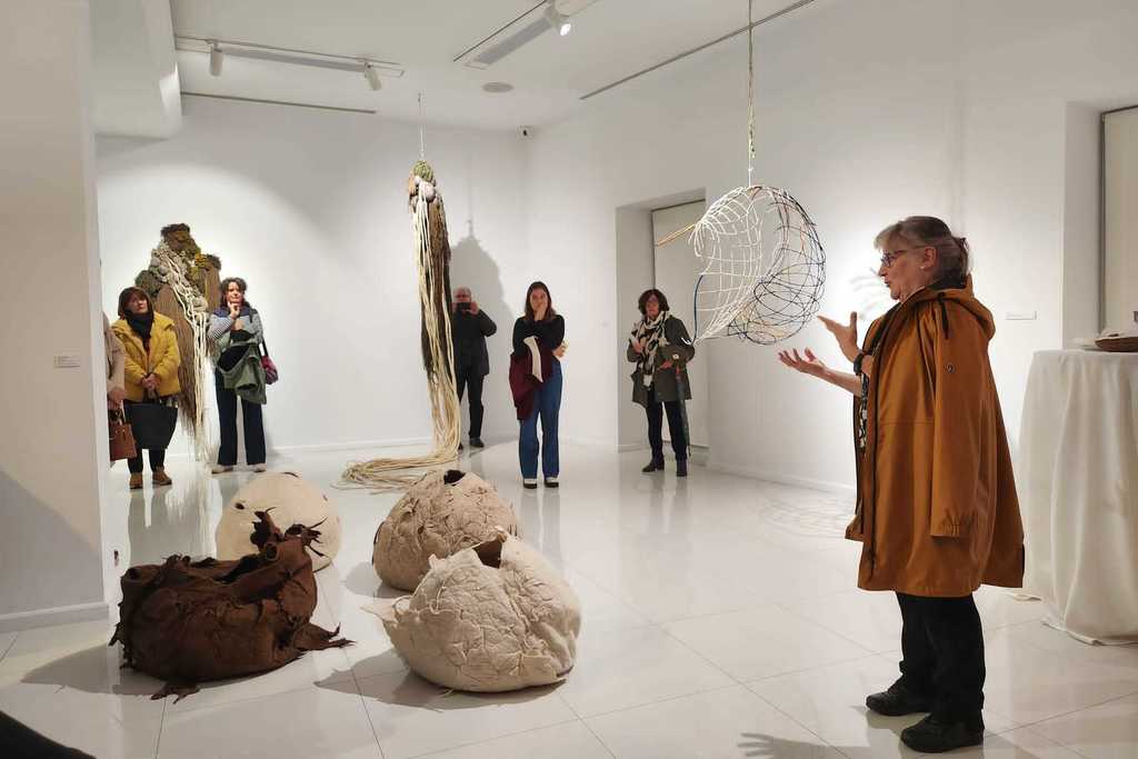 Doce artistas españolas y portuguesas, en la exposición “Territorio(s) de lana”, en la Sala de Arte El Brocense