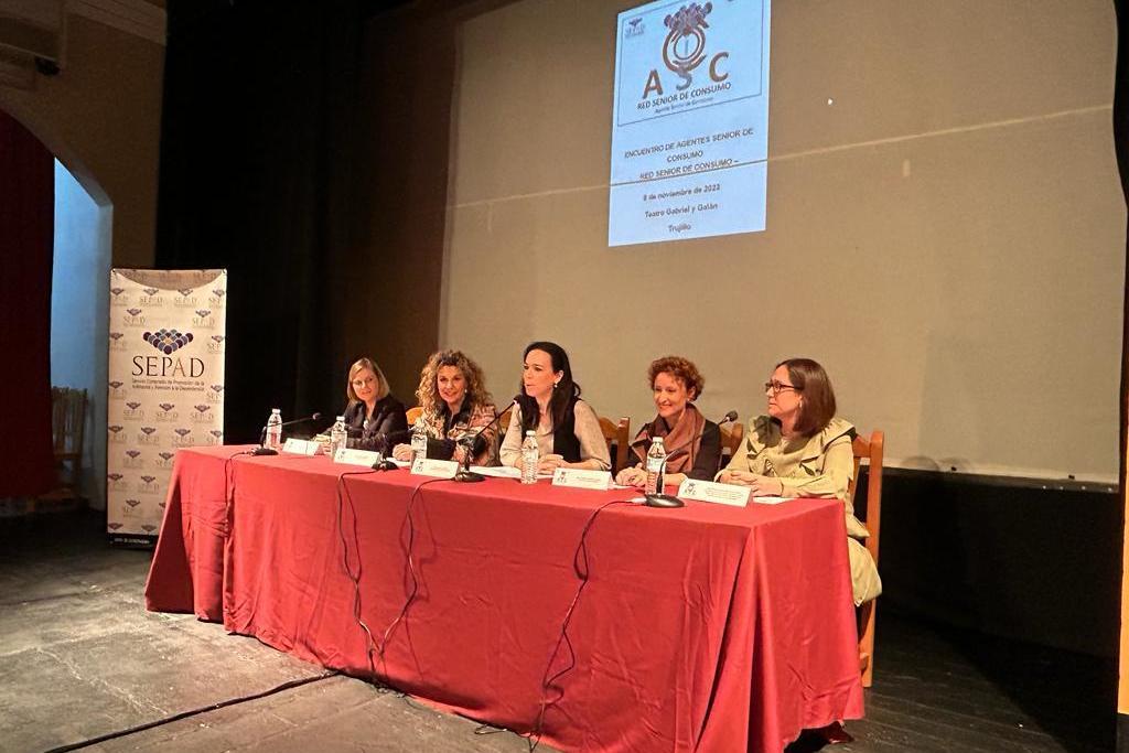 La consejera de Salud asiste en Trujillo al Encuentro de Intercambio de Experiencias de Agentes Senior de Consumo de Extremadura