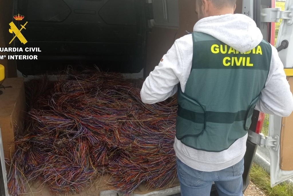 La Guardia Civil detiene a los supuestos autores del robo de cableado telefónico que ha dejado sin servicio a la localidad de Torrequemada