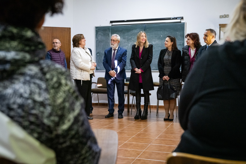 Guardiola visita un taller contra la violencia de género en el Centro Penitenciario de Cáceres con motivo del 25-N