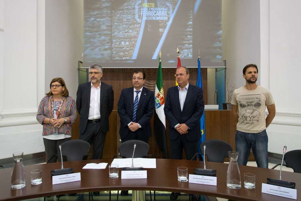 Junta y grupos políticos hacen frente común para exigir al Gobierno el desarrollo del ferrocarril en Extremadura