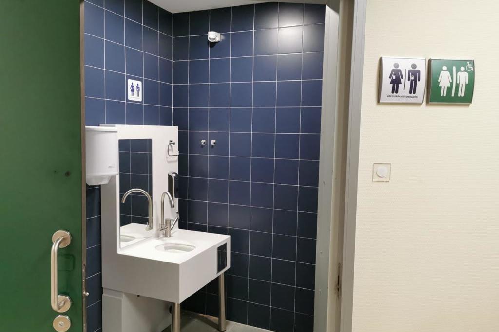 El Hospital Universitario de Cáceres instala el primer baño adaptado para pacientes ostomizados