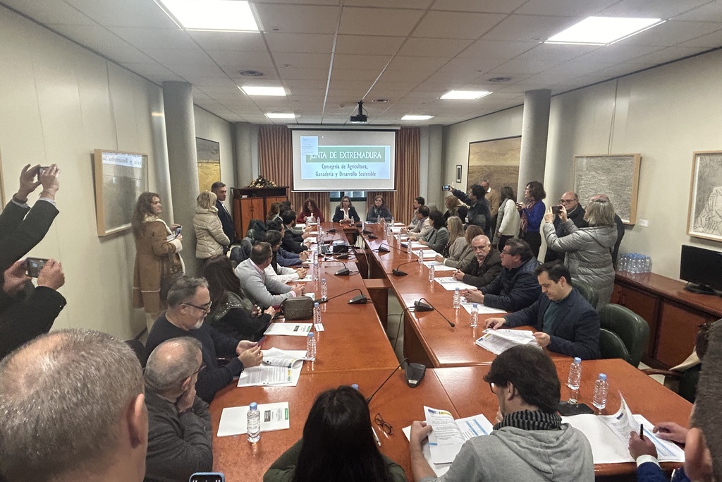 Mercedes Morán firma con los 24 Grupos de Acción Local los convenios para aplicar la Estrategia de Desarrollo Local Participativo 2023-2027