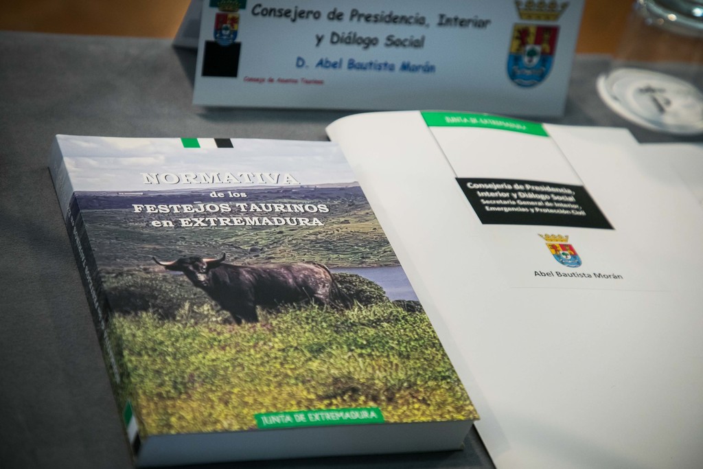 Abel Bautista reitera el apoyo de la Junta de Extremadura al mundo del toro como motor de desarrollo económico y reclamo turístico para la región