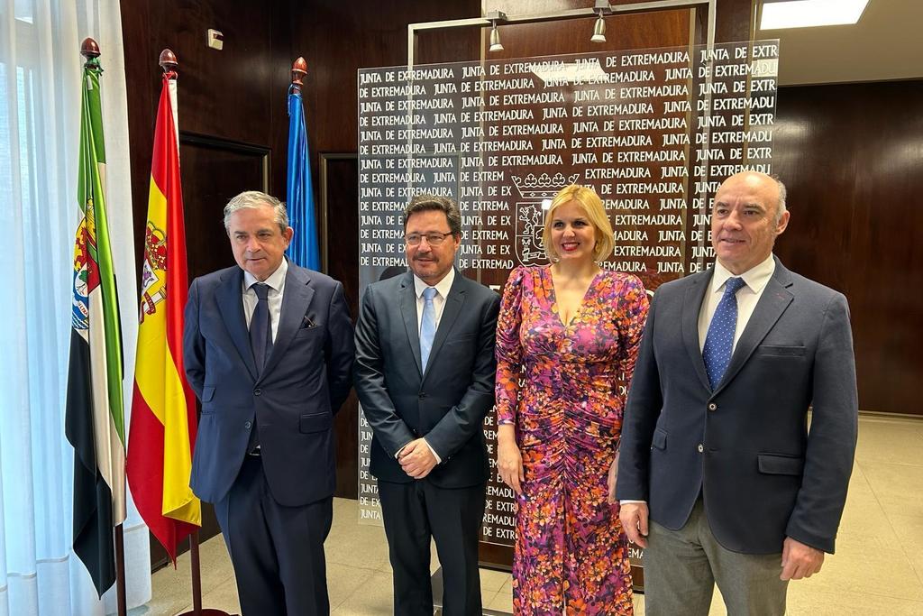 La Junta integra en Extraval a las cámaras de comercio de Cáceres y Badajoz con el objetivo de potenciar la actividad económica de la región