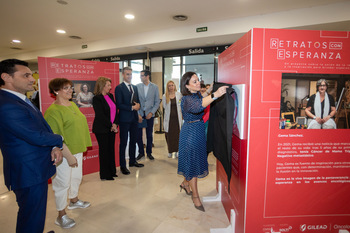 La consejera de Salud inaugura la exposición 'Retratos con Esperanza' de la Asociación Española de Cáncer de Mama Metastásico