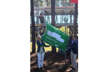 Victoria Bazaga subraya el compromiso de la Junta con la sostenibilidad en el izado de la Green Sport Flag en 'El Anillo'