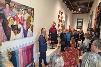 Victoria Bazaga inaugura la exposición 'Espacios e identidades', originaria del Museo de Cáceres, en la Real Fábrica de Tapices
