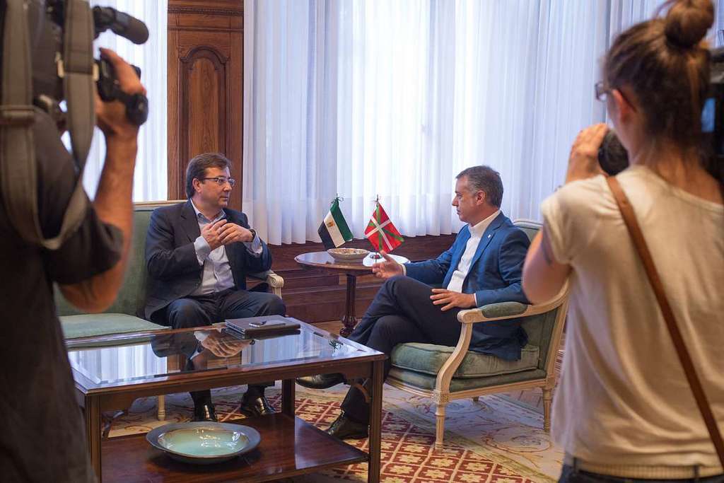 Vara visita Euskadi para abrir caminos de cooperación tecnológica y agraria