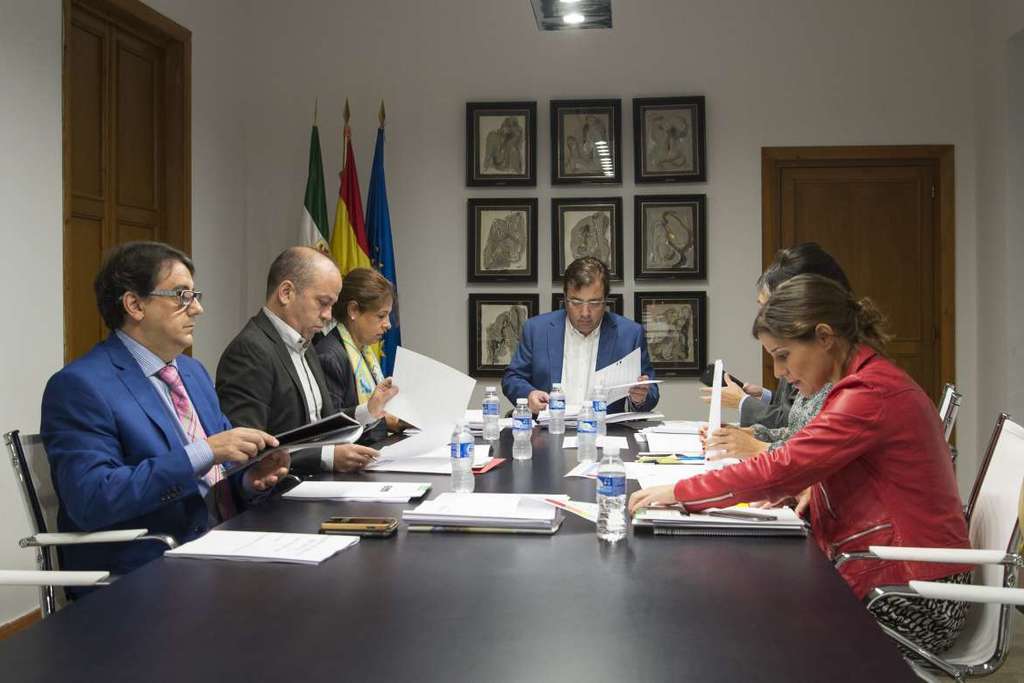 Extremadura cerrará el ejercicio de 2015 con una deuda cercana a los cuatro mil millones de euros