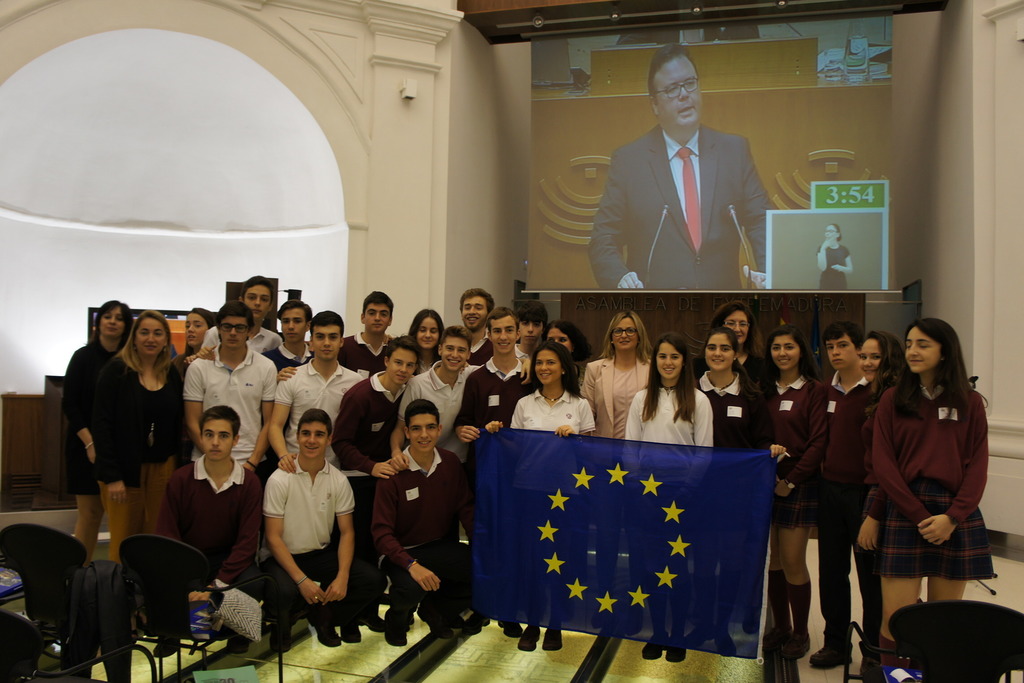 La directora general de Acción Exterior acompaña a los jóvenes premiados en el concurso Euroscola del Parlamento Europeo en su visita a la Asamblea de Extremadura