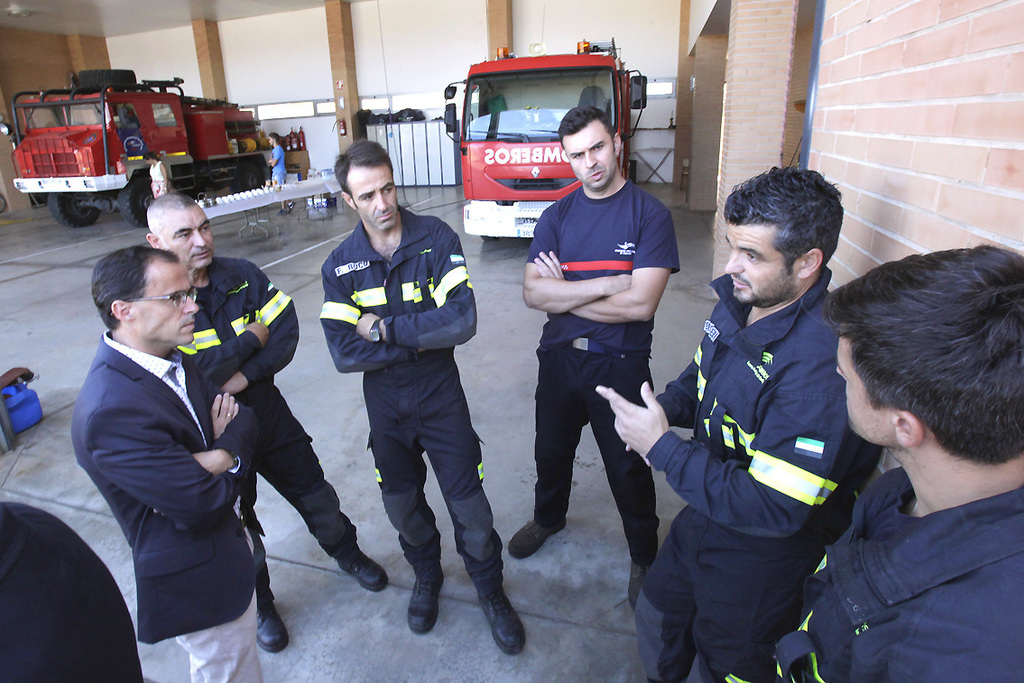 El presidente de la Diputación de Badajoz se compromete a desarrollar la carrera profesional de los bomberos del CPEI