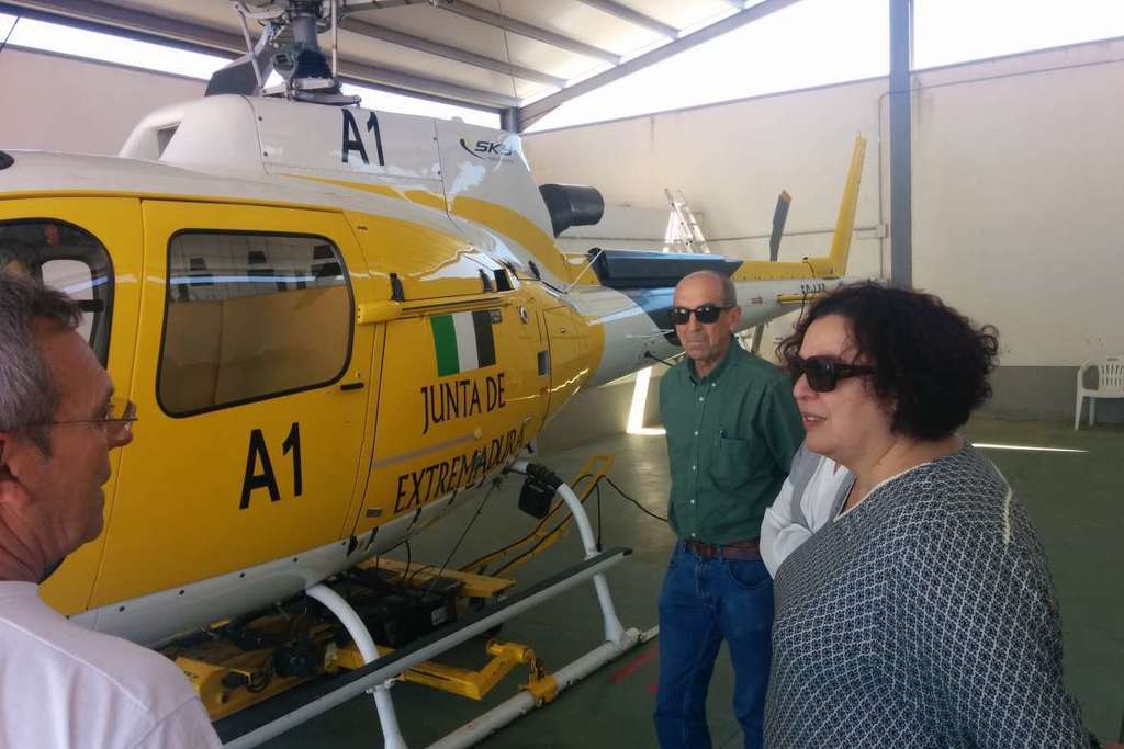 La Junta contratará el servicio de 9 helicópteros ligeros para la lucha contra incendios forestales por más de 7.900.000 euros