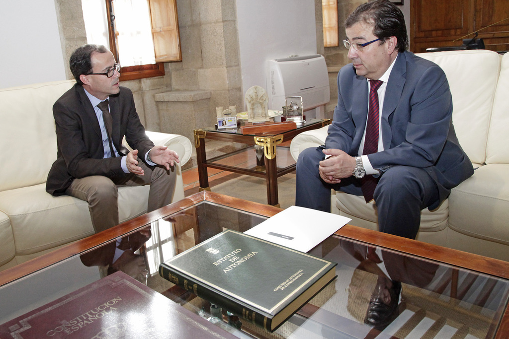 Miguel Ángel Gallardo presenta el contenido del Plan Dinamiza-2 al presidente de la Junta, Guillermo Fernández Vara
