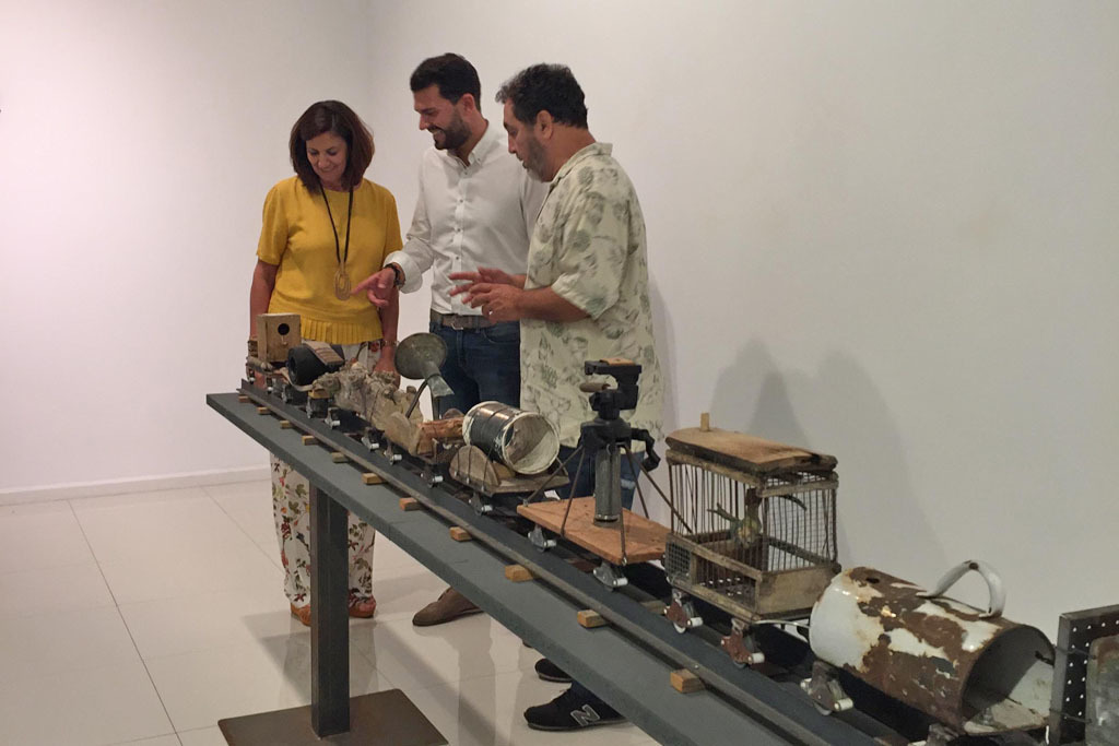 Materiales usados se transforman en “juguetes del fin del mundo” en la exposición de Ángel Haro