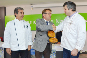 El consejero de turismo entrega la cereza de oro a la asociacion de cocineros de extremadura normal 3 2