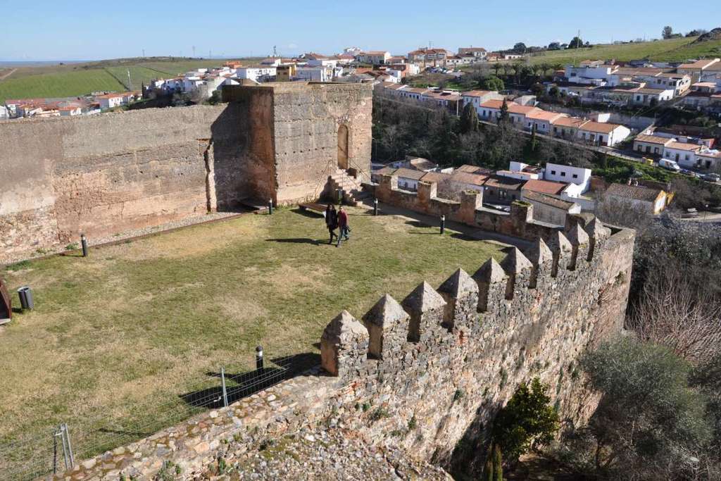 La Junta presenta el Plan Director de la Muralla de Cáceres como la hoja de ruta para proteger y dinamizar el monumento