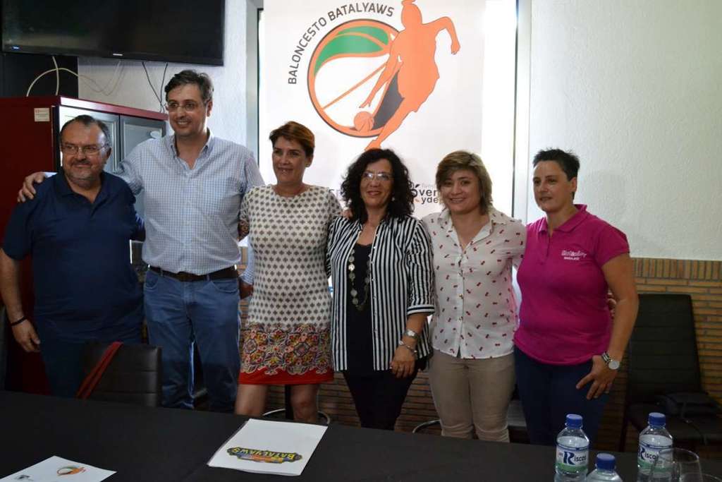 La directora general de Deportes muestra su apoyo al nuevo proyecto pacense de basket femenino, el Baloncesto Batalyaws