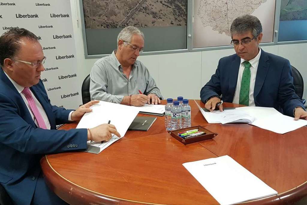 El secretario general de Economía y Comercio firma un acuerdo para la peatonalización de la calle Arcos de Castuera