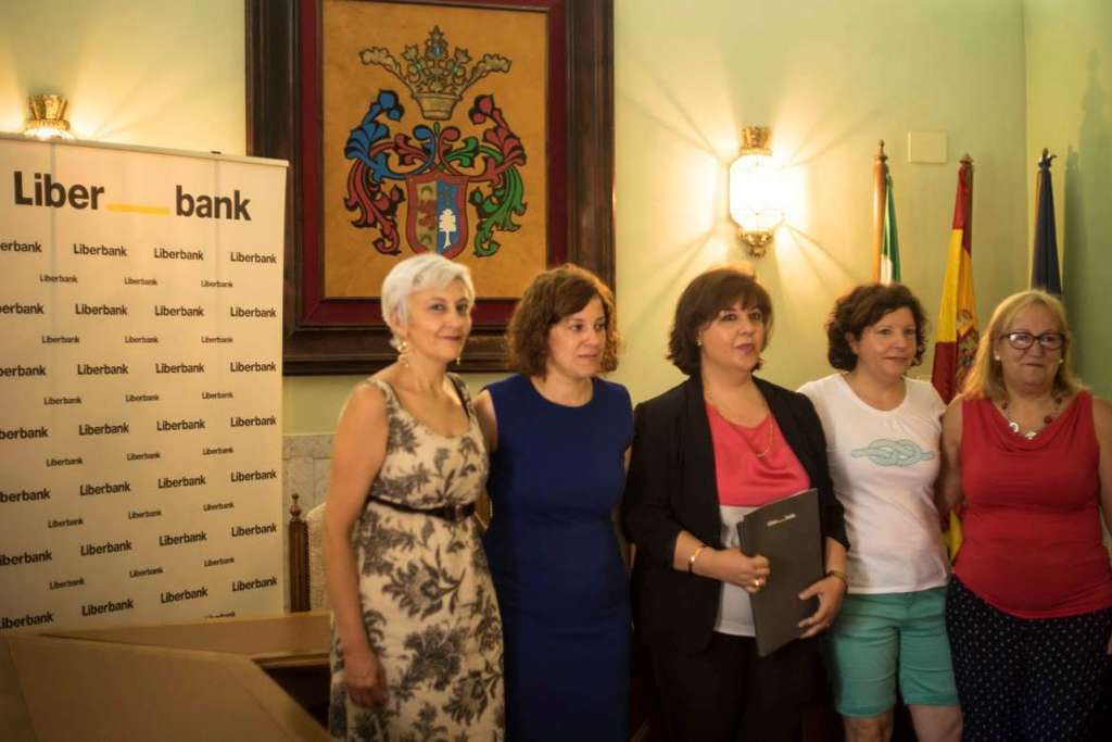 El ayuntamiento de Hervás y Liberbank firman un convenio para la mejora de la accesibilidad de la judería