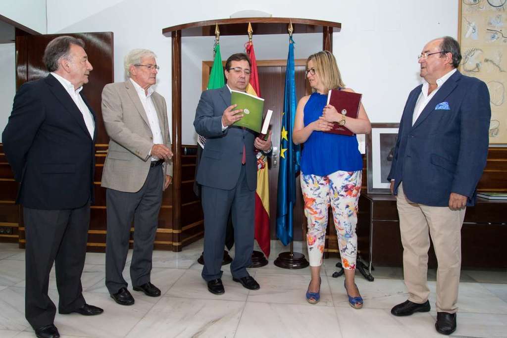 Vara recibe las publicaciones editadas con motivo del Bicentenario de la Real Sociedad Económica Extremeña Amigos del País